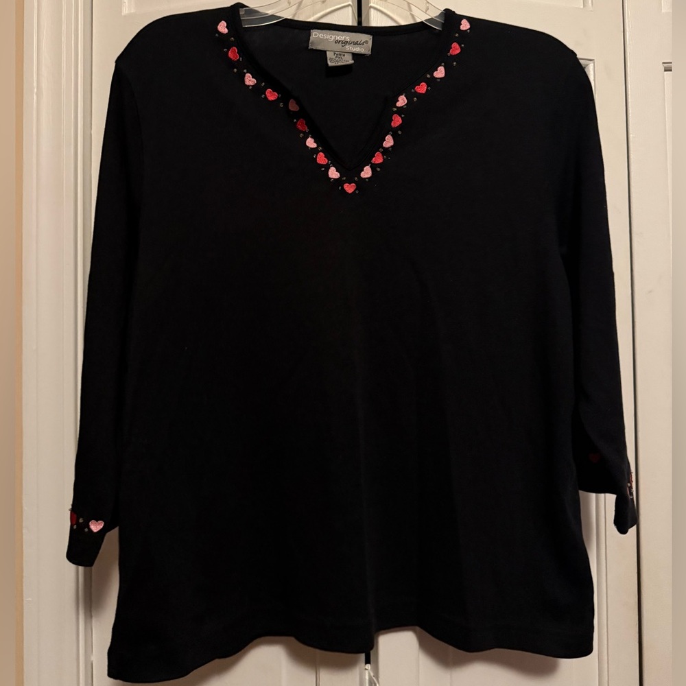 Designers Originals studio Black V-Neck Top 3/4 with embroidered Pink hearts PXL